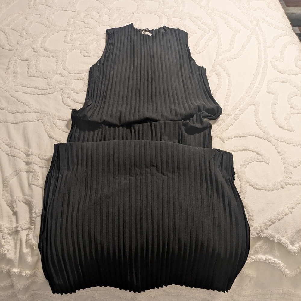 Elegant Black Midi Dress - Picture 1 of 3